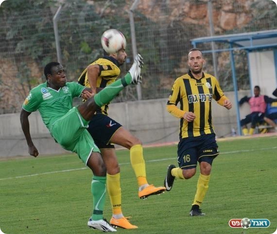 ליפנייה (ירוק) מנסה להרחיק את הסכנה. הפסד כואב לאחי (ולדי מויסייב)